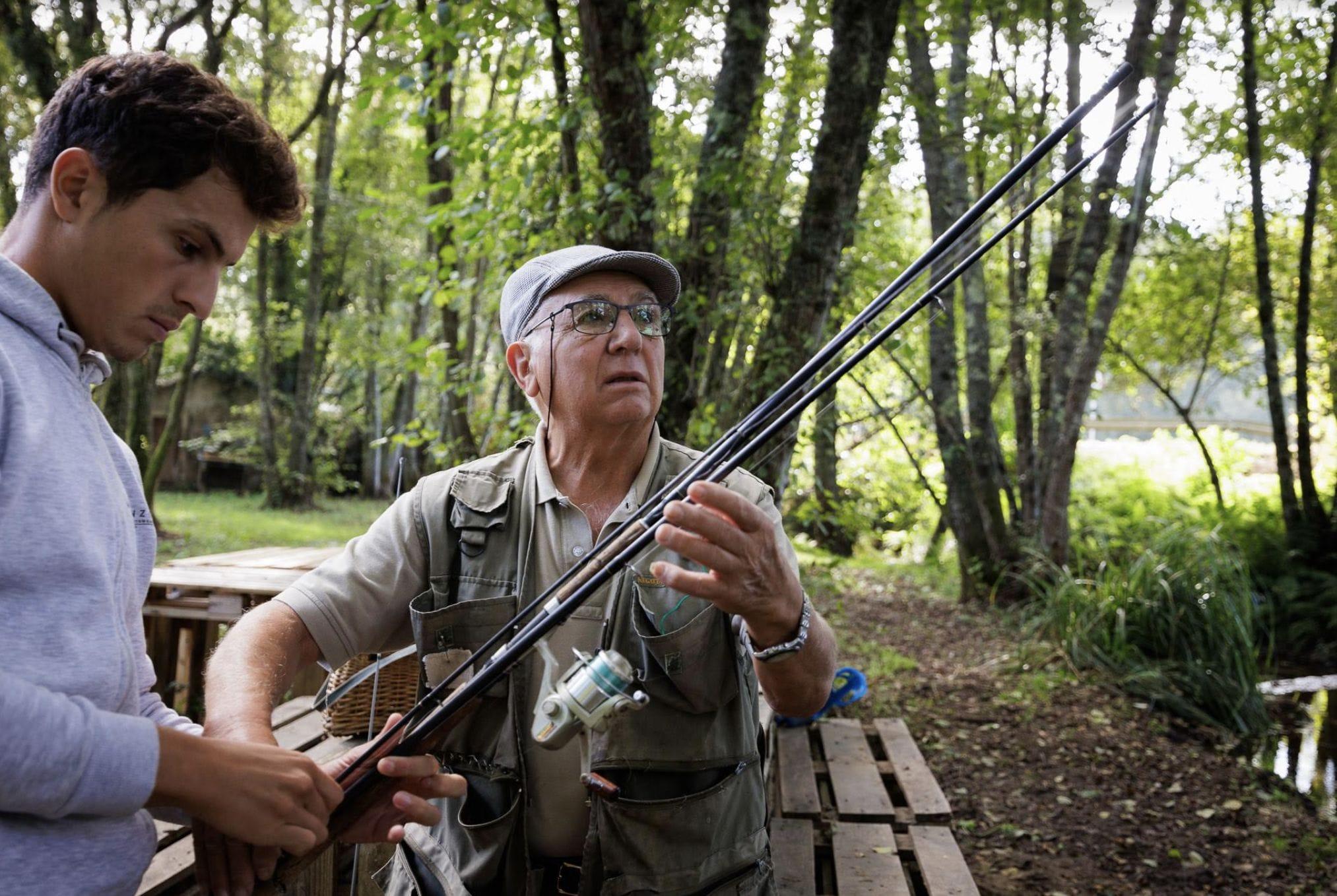 Dos de los voluntarios aprendiendo a pescar.