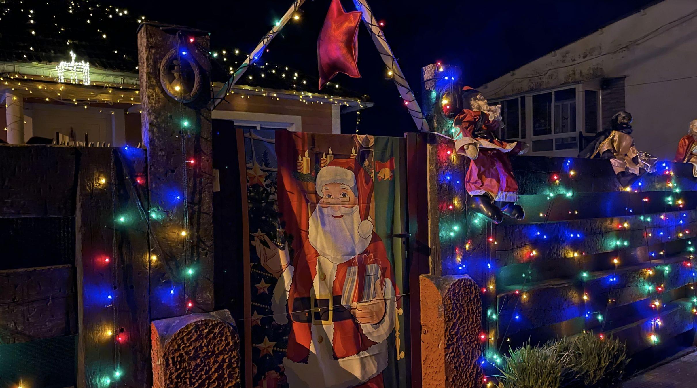 Entrada de una de las casas que dan a la carretera.