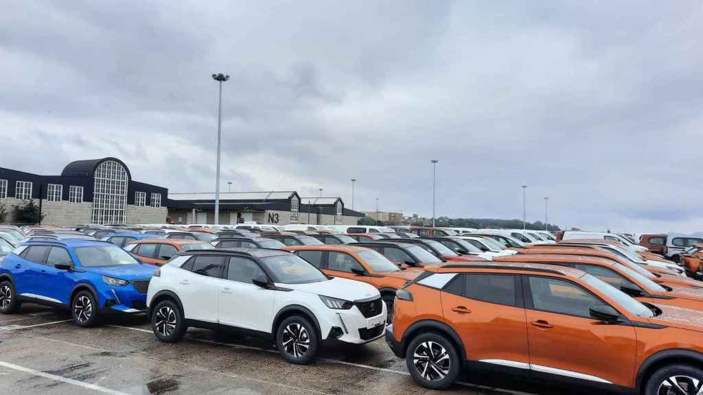 Coches fabricados en Stellantis Vigo listos para su exportación.