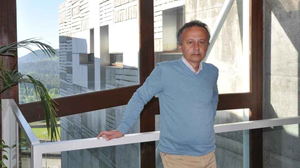 José Juan Pazos Arias en el edificio Ernestina Otero en mayo de 2022.