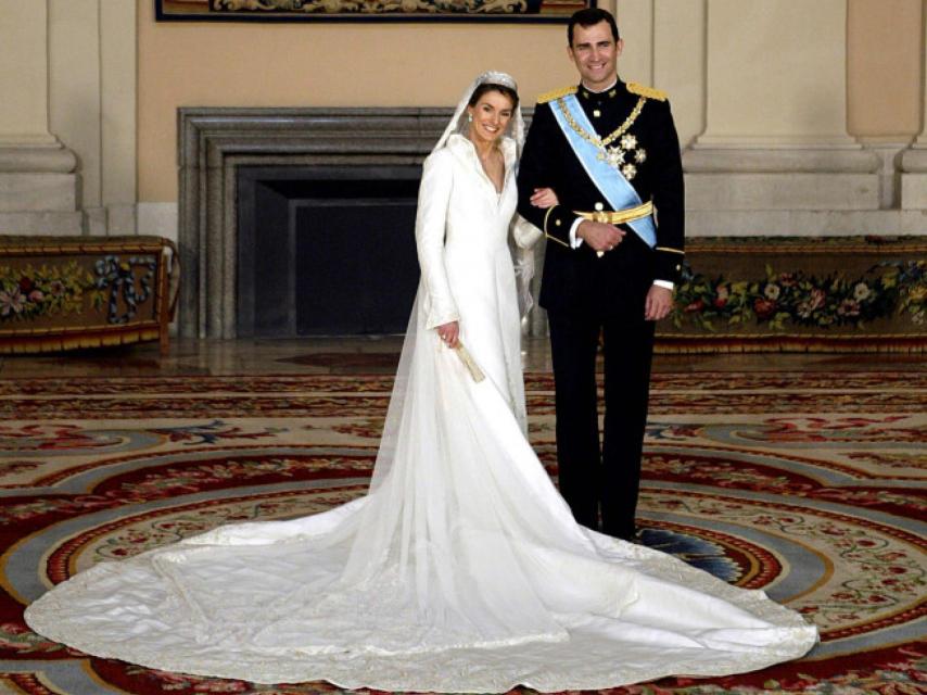 Letizia lució traje de Pertegaz.