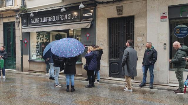 Esta mañana, varios clientes hacían cola para ser atendidos