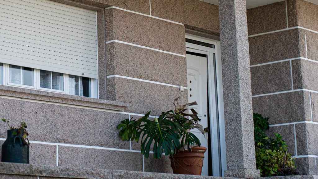 Fachada de una de las viviendas que fue registrada en la operación antidroga.