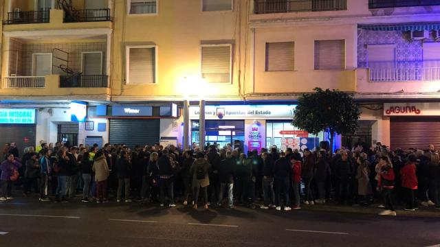 Vecinos de Alaquàs apuran las horas para comprar en Lotería Castillo.