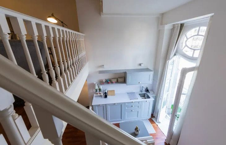 Vista desde la segunda planta y balcón del dúplex. Fotos: Airbnb