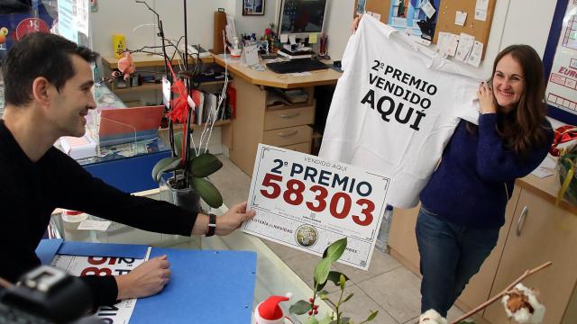 La lotera de San Andrés del Rabanedo (León) recibe con emoción la suerte de un décimo del segundo premio