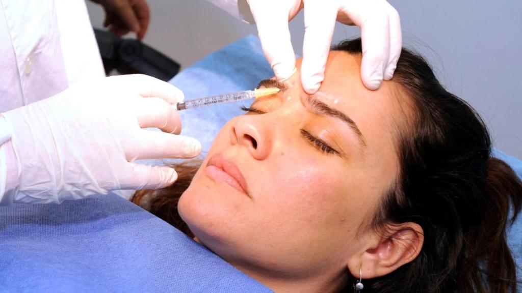 Una mujer recibe una inyección de bótox.