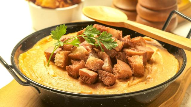 Gachas con torreznos