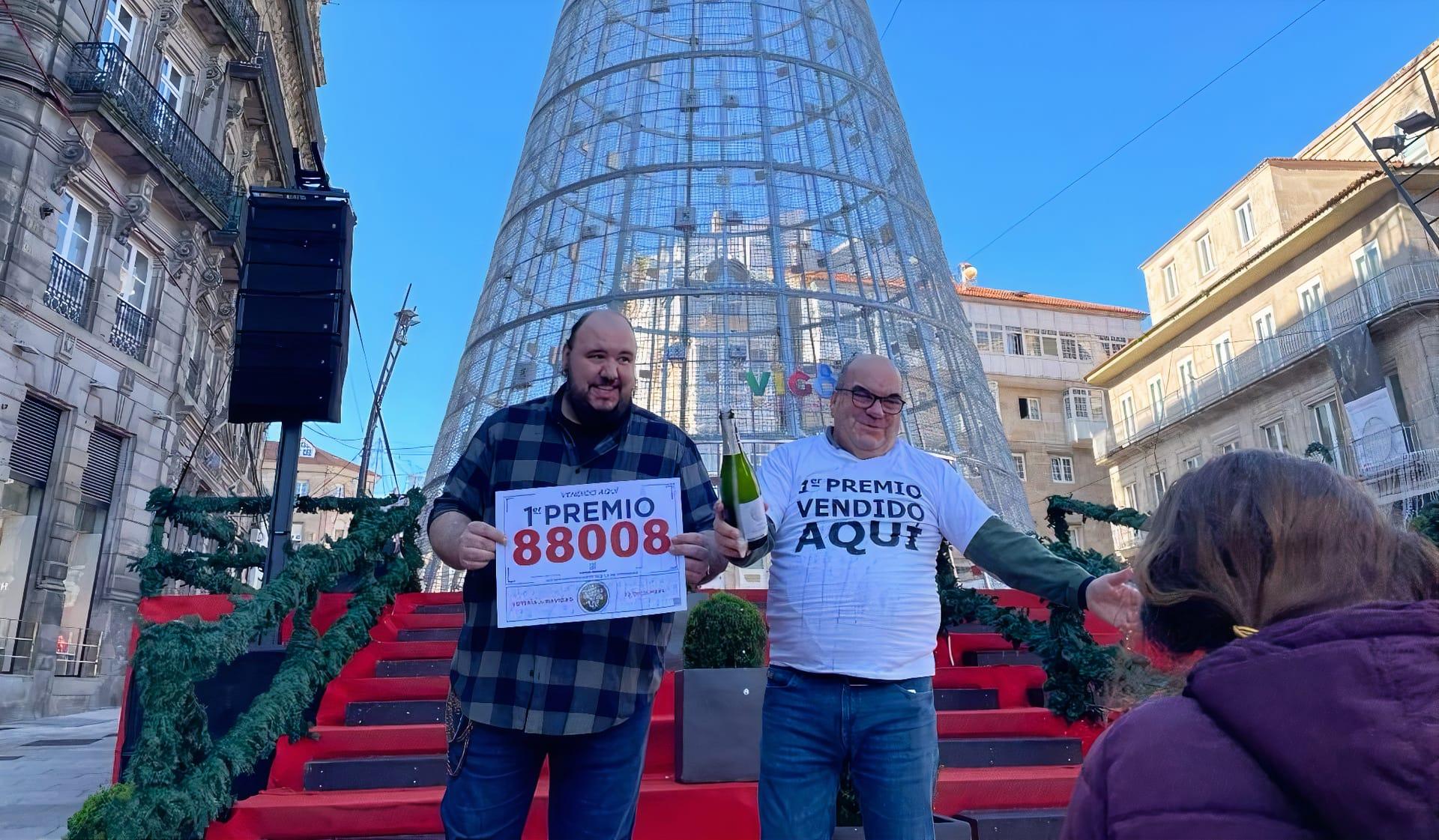Es la tercera vez en cinco años que Juan Fernández reparte un premio Gordo de la Lotería de Navidad.