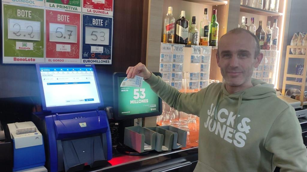 Emilio Seijo, esta mañana en su administración del barrio de Canido