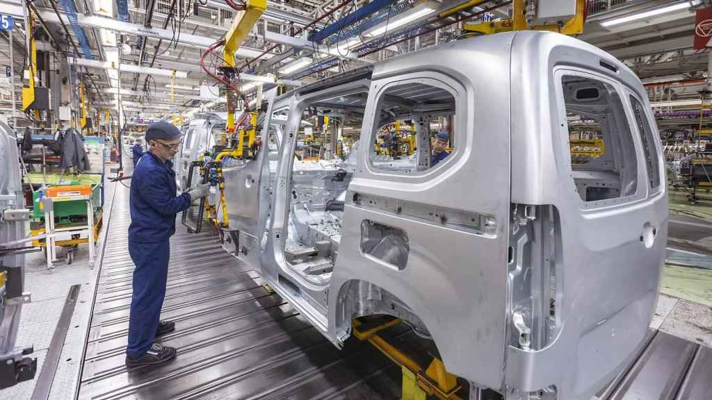 Un operario en la factoría viguesa de Stellantis.