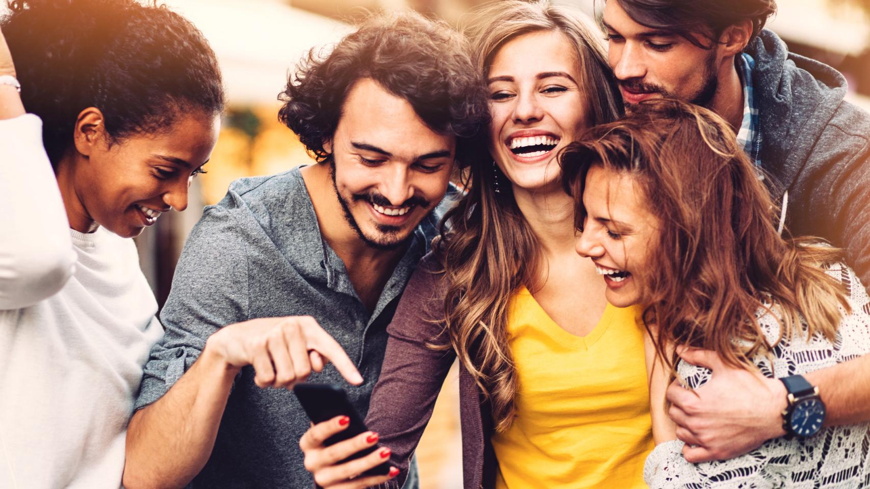 Imagen de un grupo de jóvenes riendo