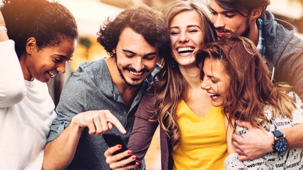 Imagen de un grupo de jóvenes riendo