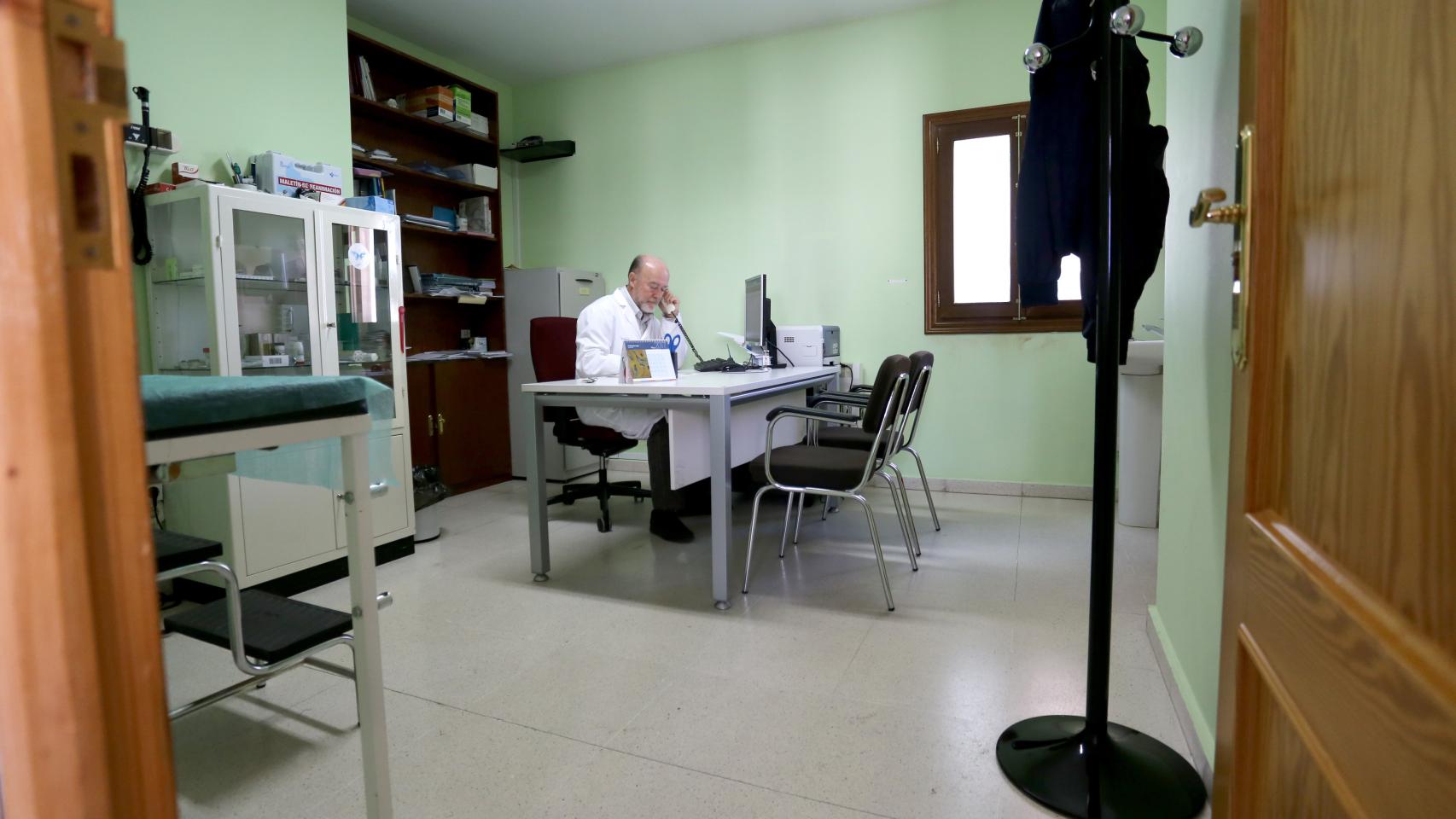 Un médico de familia, en el consultorio local de Viloria del Henar (Valladolid), donde atiende a sus pacientes