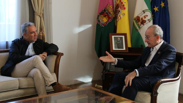 Elías Bendodo: y Francisco de la Torre, reunidos en el Ayuntamiento de Málaga.