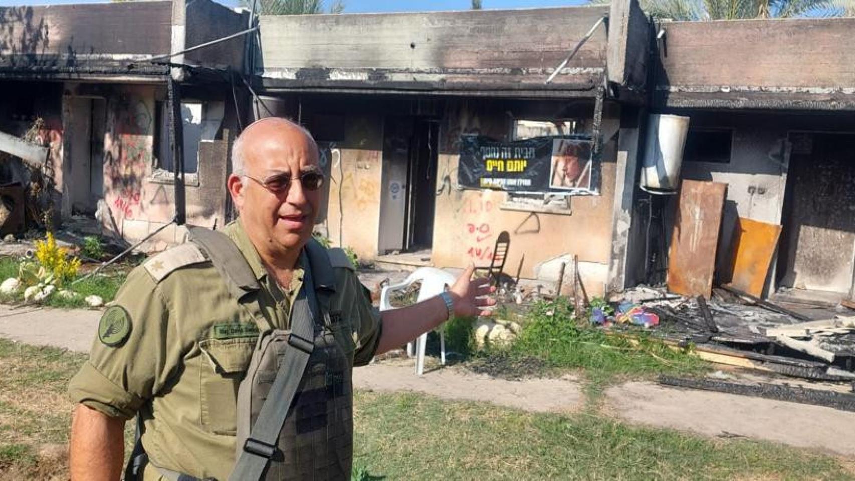 David Baruch, portavoz de las Fuerzas de Defensa de Israel (FDI) enseñando las ruinas del kibutz Kfar Aza, en el sur de Israel, masacrado durante los ataques del 7 de octubre. 21 de diciembre 2023.