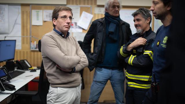 El alcalde de Madrid, José Luis Martínez-Almeida (i), visita a los bomberos durante la Nochebuena.