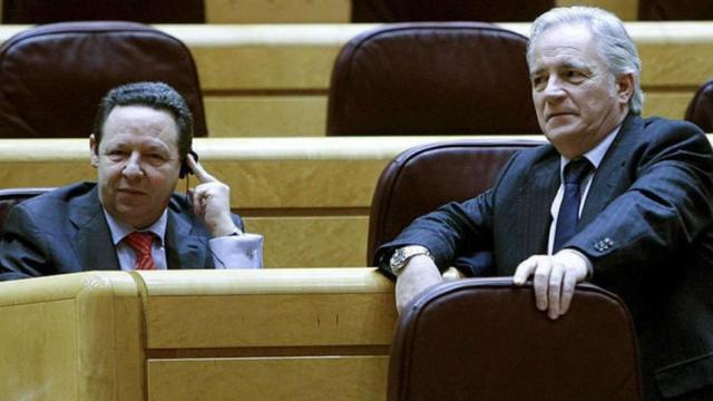 Senadores utilizando el pinganillo para escuchar la traducción simultánea de una intervención en catalán.