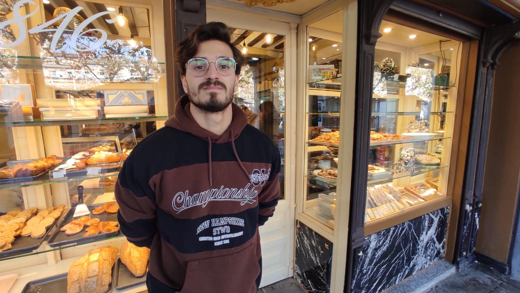 Carlos Valverde frente a su local en el municipio madrileño de Alcalá de Henares.