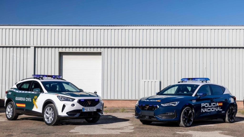 El Cupra Formentor de la Guardia Civil y el Seat León de Policía Nacional.