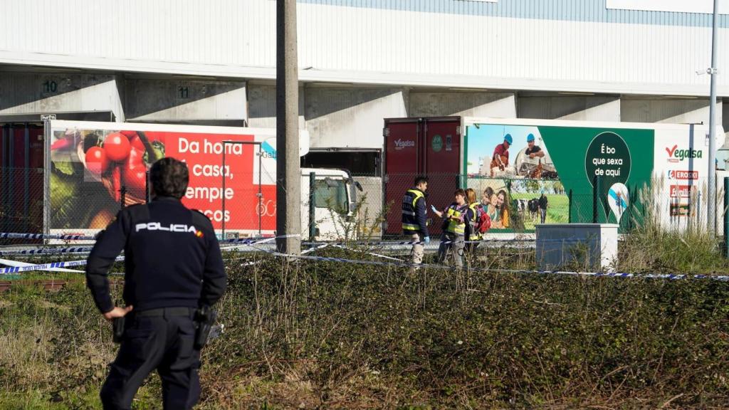 Agentes de la Policía Nacional en el lugar donde falleció un hombre por disparos policiales