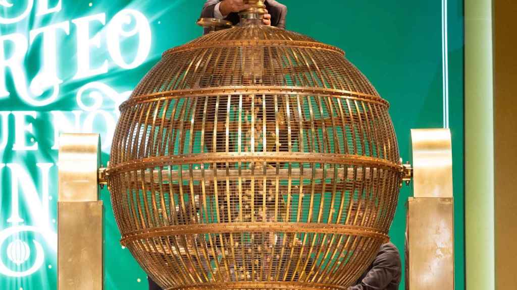 Un hombre prepara el bombo para el Sorteo Extraordinario de la Lotería de Navidad 2023.