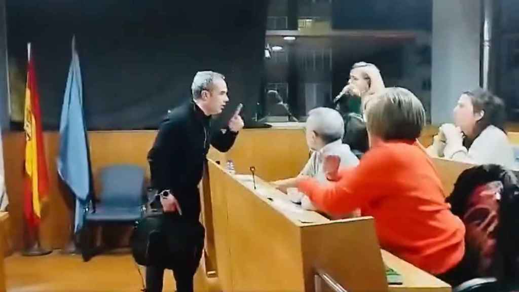Captura del vídeo del enfrentamiento entre el concejal del PP y la portavoz socialista de Cangas.