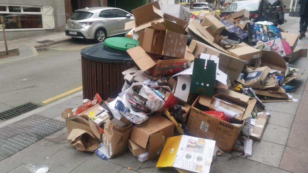 Basura acumulada en la Falperra en A Coruña el 26 de diciembre.
