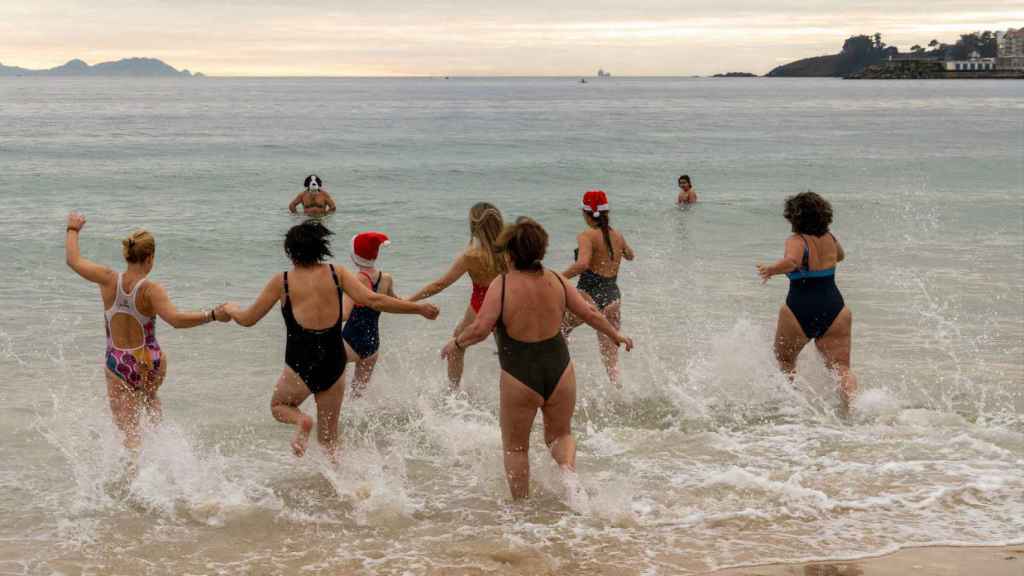 Baño de Fin de Año en la playa de Silgar.