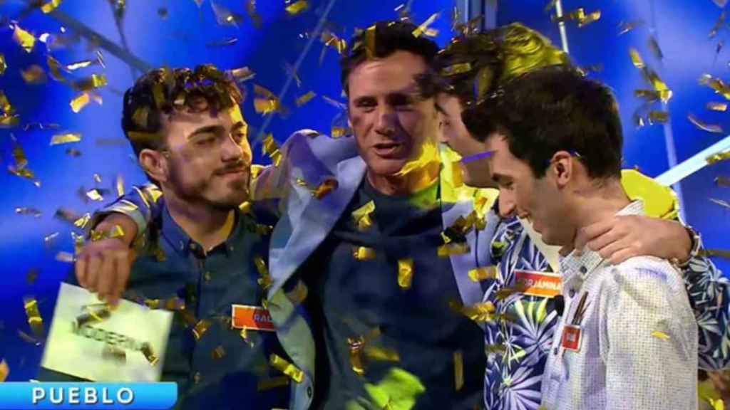 Los ‘Mozos de Arousa’ celebran con Ion Aramendi haber superado el millón de euros.