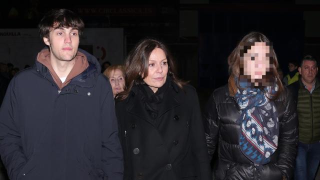 Nuria González junto a sus hijos, Iván y Alma, en su salida navideña.