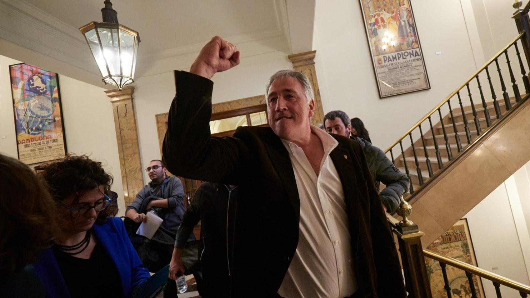 Joseba Asiron (Bildu), nuevo alcalde de Pamplona, festeja su victoria en el Ayuntamiento.