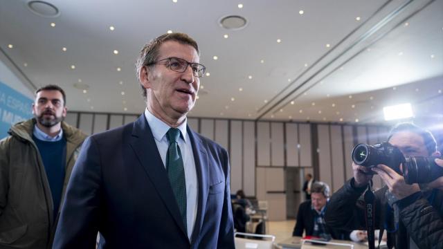 El líder del PP, Alberto Núñez Feijóo, este jueves a su llegada al Hotel VP de Madrid, donde ha hecho hoy balance del año 2023