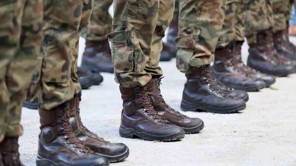 Una hilera de militares en formación.