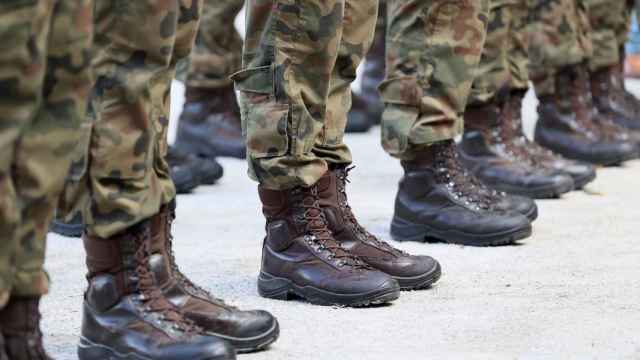 Una hilera de militares en formación.