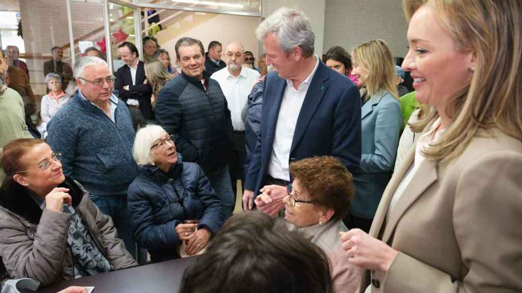 Alfonso Rueda visita a los participantes de ‘Xuntos polo Nadal’.