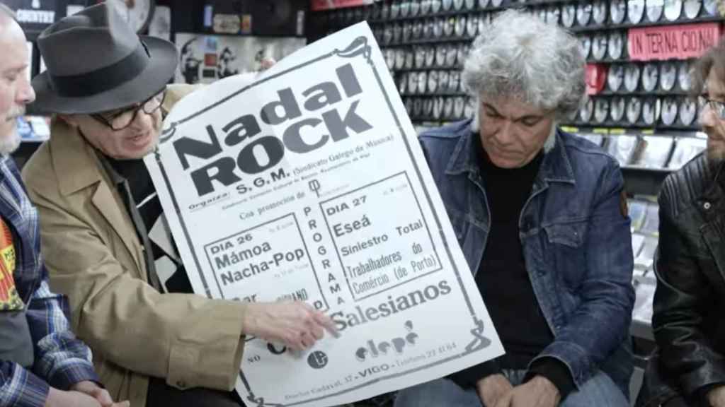 Julián Hernández sostiene una reproducción del cartel del primer concierto de Siniestro Total.