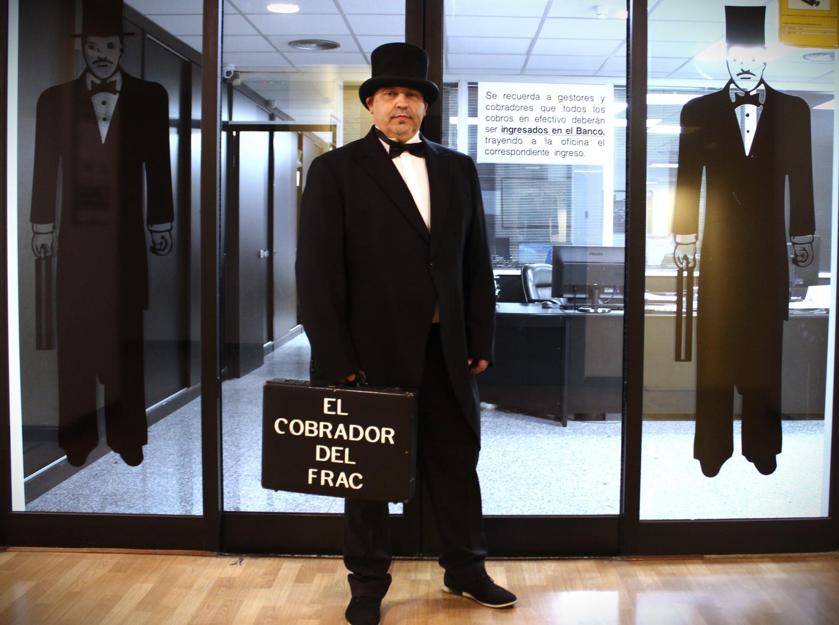 Óscar en las oficinas del Cobrador del Frac.