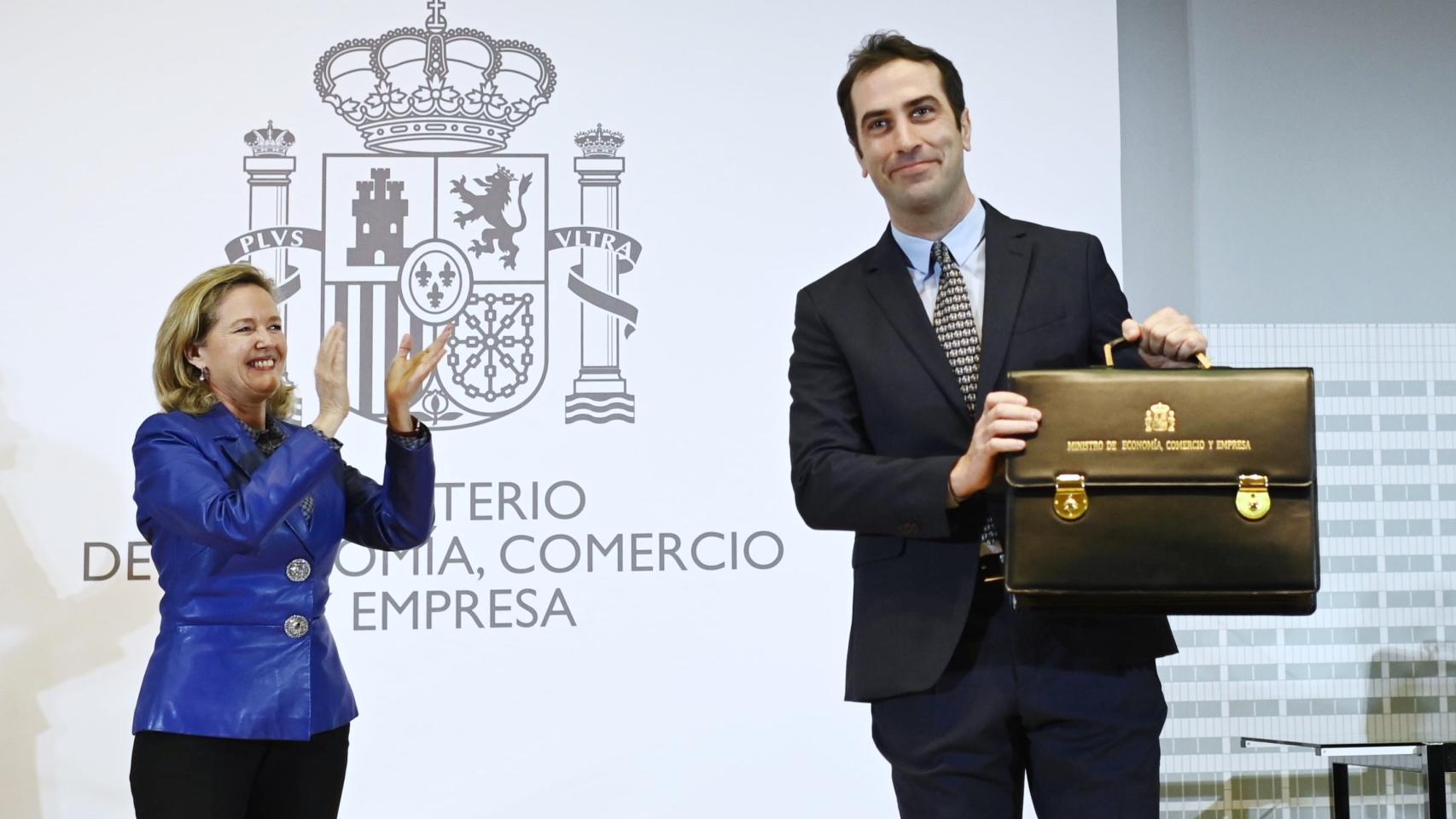Nadia Calviño aplaude a Carlos Cuerpo en el traspaso de cartera