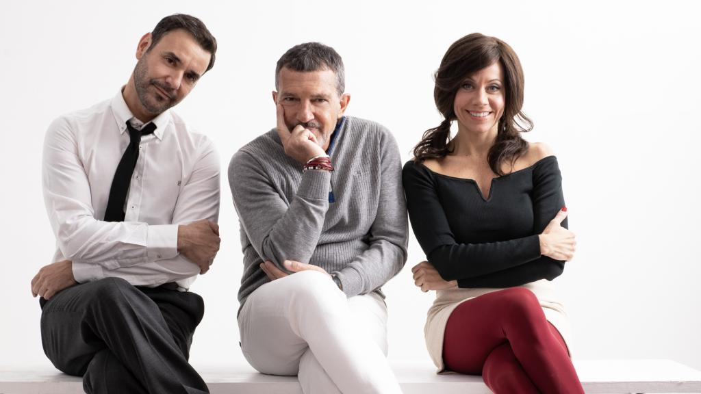 Banderas y los dos protagonistas del musical 'Tocando nuestra canción'.