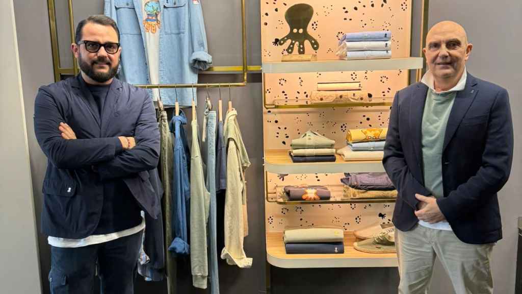 Jorge Chacón (i.) y José Antonio Chacón (d.), hijo y padre, los fundadores de la marca El Pulpo.