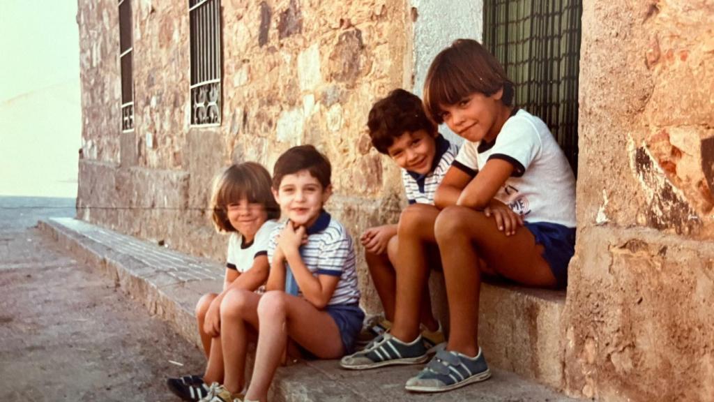 Carlos Cuerpo de pequeño (abajo a la izquierda).