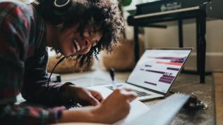 Una mujer feliz escuchando música. Unsplash