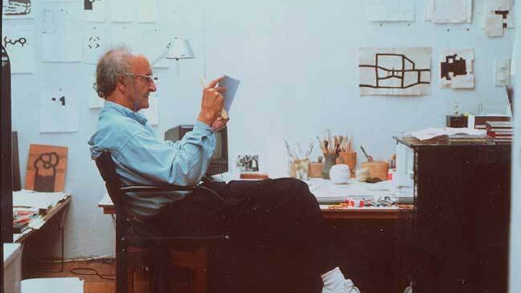 Eduardo Chillida en su estudio de Ingeborg, 1990. Foto: Jesús Uriarte