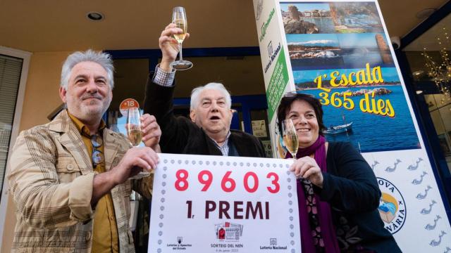 Varias personas abrazándose tras resultar premiadas en el sorteo del Niño.