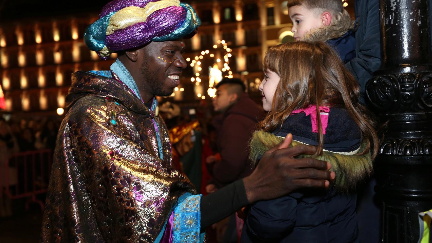 El rey Baltasar saluda a varios niños de Toledo.