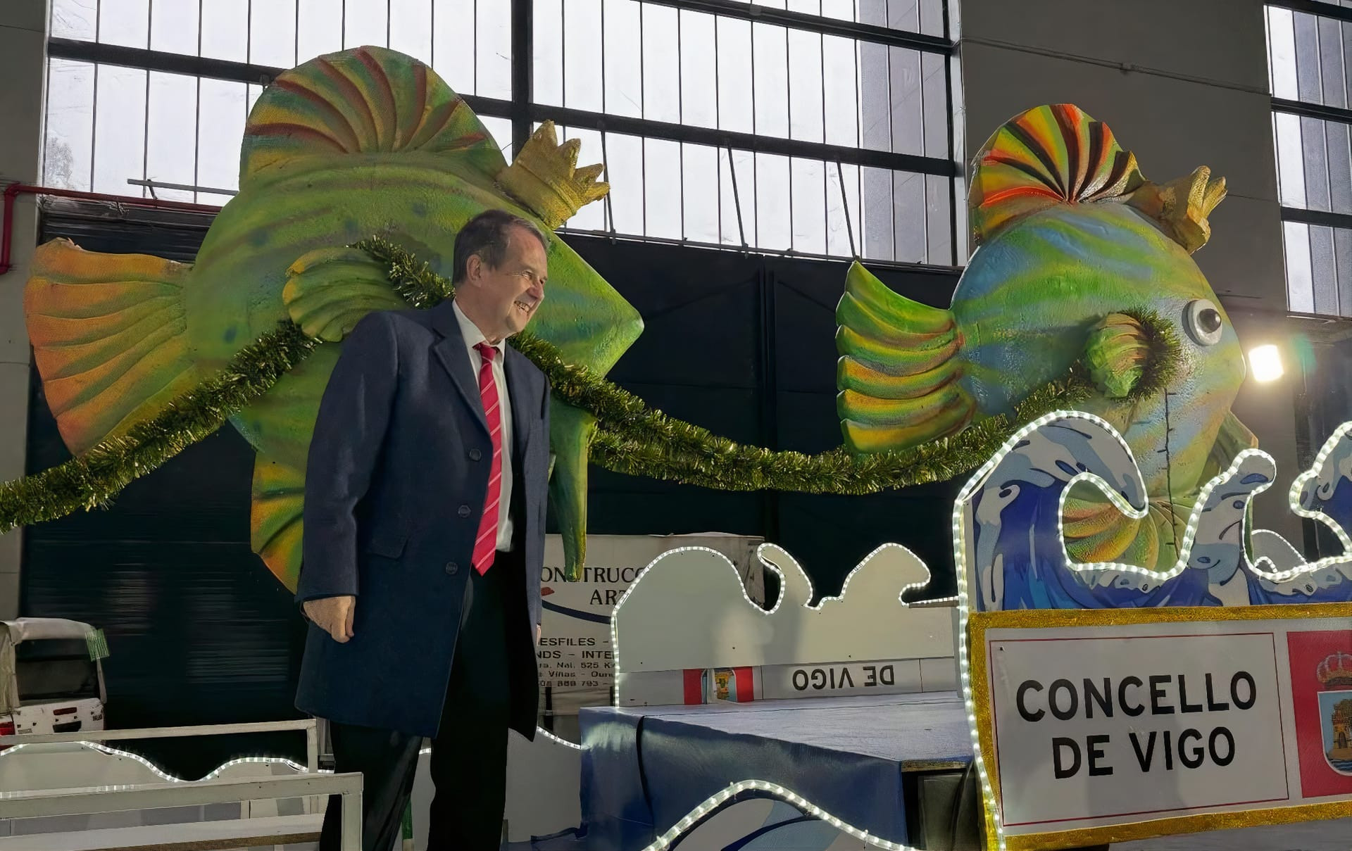 El regidor olívico visitando el montaje de las carrozas.