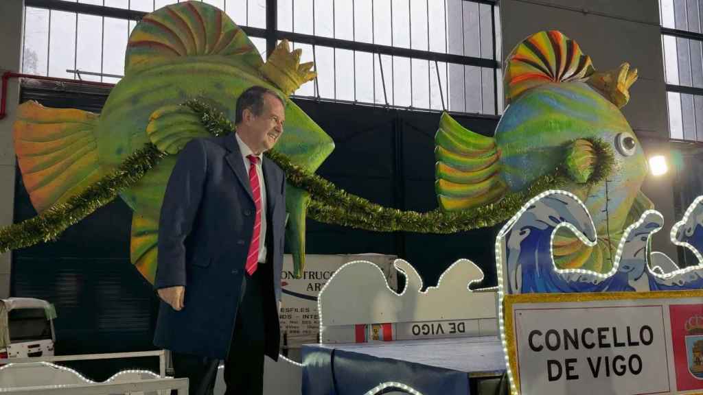 El regidor olívico visitando el montaje de las carrozas.