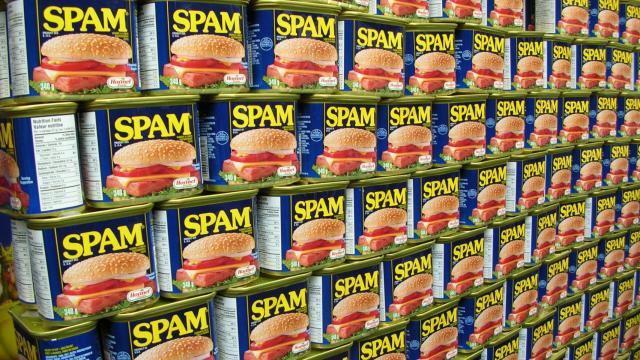 Imagen de archivo de latas de SPAM apiladas.