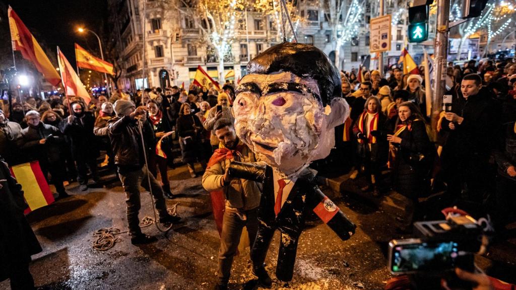 Piñata caracterizada como Pedro Sánchez en la Nochevieja de Ferraz.